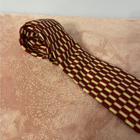 Stylish Red and Gold Men's Tie - Picture 3 of 7